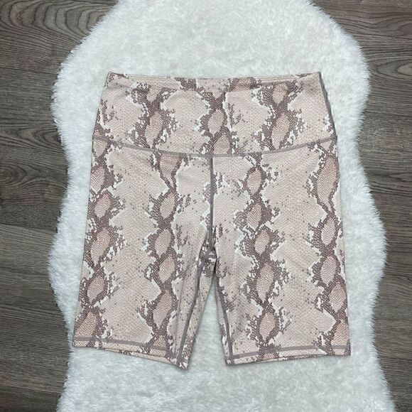 Varley Athletic Gym Shorts Size Large Snake Pattern Stretch Compression - Picture 1 of 7